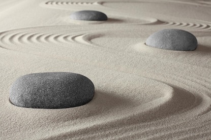 Penser à l'anxiété comme un rocher dans un jardin zen peut nous aider à nous déplacer calmement pendant que nous travaillons pour faire disparaître l'anxiété.