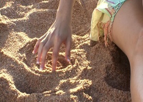 Lisez la suite pour savoir pourquoi le jeu au sable fonctionne et comment les enfants et les adultes peuvent jouer avec le sable pour réduire l'anxiété. 
