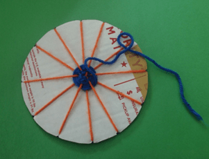 Un métier à tisser circulaire est un exemple d'activité d'art-thérapie