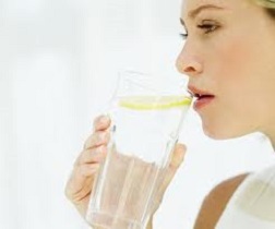 Vous devriez essayer une désintoxication à l'eau si vous vous sentez lent et généralement malade. Ça marche vraiment! En savoir plus sur les raisons pour lesquelles nous devrions désintoxiquer avec de l'eau et comment le faire. 