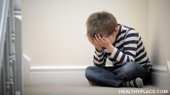 Le SSPT chez les enfants est réel. Découvrez les causes, les symptômes, les effets et le traitement du SSPT chez les enfants de tout âge sur HealthyPlace.com