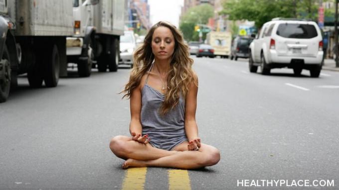 Prendre cinq minutes pour méditer tout au long de la journée peut entraîner votre esprit à supporter le stress et l'anxiété. Essayez une méditation de cinq minutes pour calmer votre anxiété.