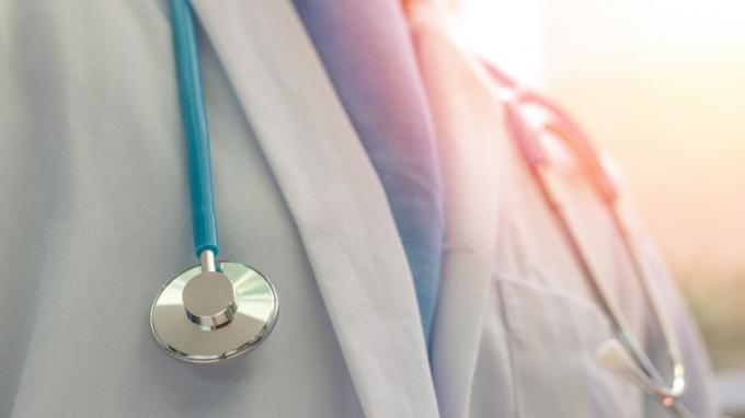 Docteur en médecine ou médecin en uniforme de robe blanche avec stéthoscope à l'hôpital ou à la clinique