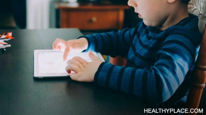 Ces cinq compétences parentales à l'ère numérique peuvent vous aider à déterminer les limites d'utilisation de l'appareil de vos enfants. Lisez-les sur HealthyPlace.