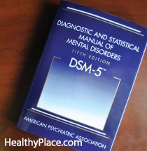 Il existe quatre types de symptômes PTSD dans le DSM, mais y a-t-il des symptômes de PTSD manquants dans le DSM-5? Découvrez les symptômes supplémentaires des personnes ayant une expérience du SSPT.