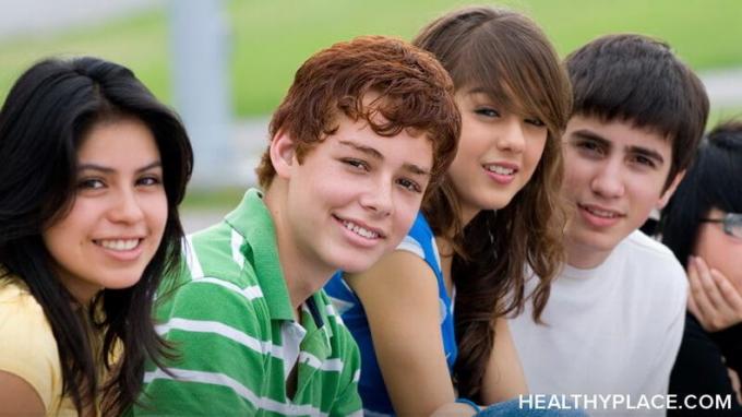 Les adolescents expérimentent l'alcool pour différentes raisons. Voici huit raisons pour lesquelles votre adolescent peut expérimenter l'alcool et ce qu'il faut faire à ce sujet sur HealthyPlace.