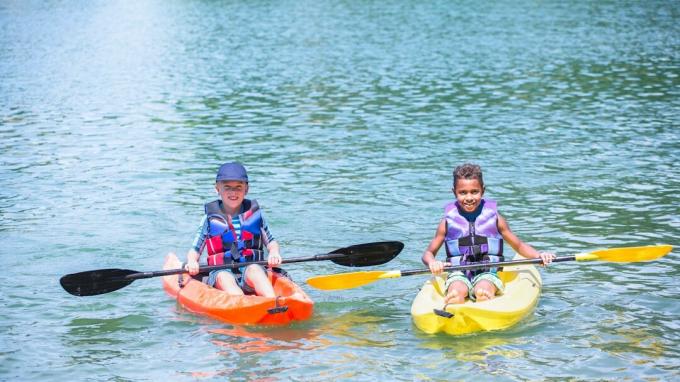 Deux garçons faisant du kayak sur un lac dans le cadre d'une activité de camp d'été