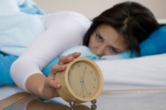 En établissant une routine avant de vous endormir et lorsque vous vous réveillez, vous serez moins susceptible de vous réveiller malheureux et moins susceptible de vous tourner vers l'automutilation comme réponse. 