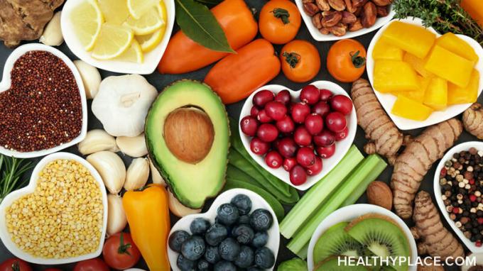 Il existe une relation directe entre la nutrition et la santé mentale. Découvrez le lien et les aliments que vous devriez manger sur HealthyPlace.