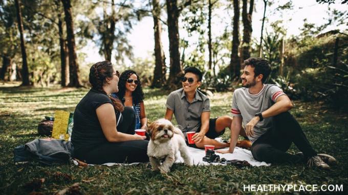 Lorsque vous vivez avec un trouble bipolaire, vous vivez dans un monde où vous vous sentez incompris. Avoir des amis bipolaires peut changer cela. En savoir plus sur HealthyPlace.